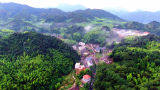 青山怀抱中的贡鸭山村。（黄建和 摄）